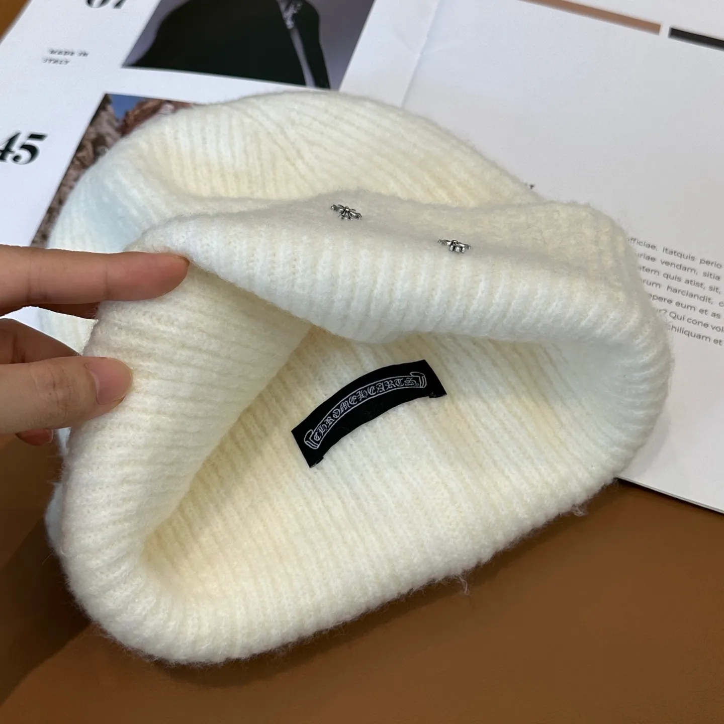 P56 🤍Chrome hearts new autumn and winter cross knitted hat🧶 One of the must-have hats in autumn and winter~ It really looks good on whoever wears it~, it is also a perfect match in black and white and gray in autumn~